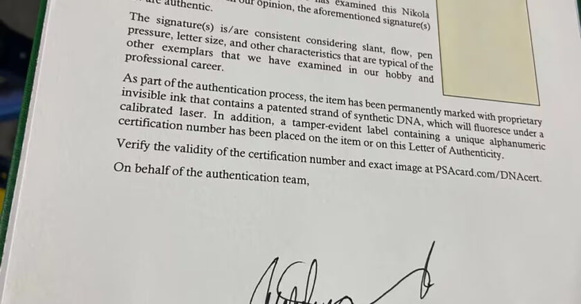 Secuestraron en Ezeiza un valioso libro con litografías del siglo XIX que lleva la firma original de Nikola Tesla