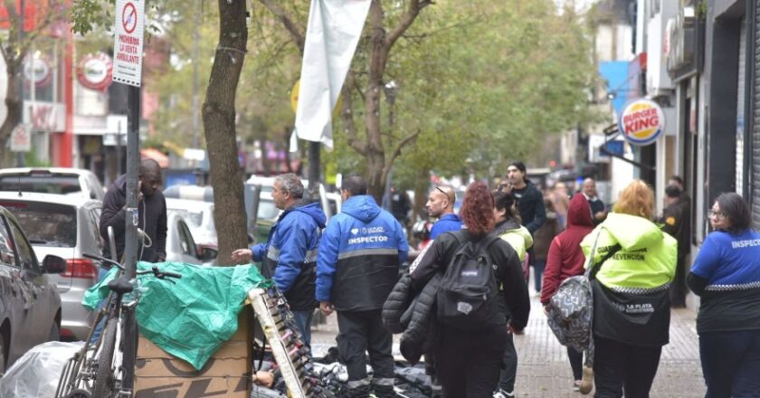 Inspectores de La Plata intimaron a vendedores ambulantes para que abandonen su lugar de venta