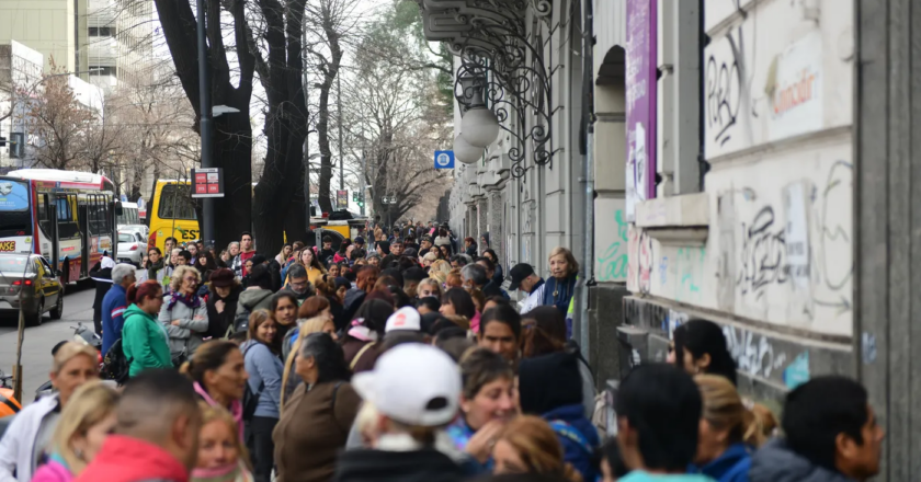 Largas filas de feriantes de La Plata que buscan formarse en nuevos oficios