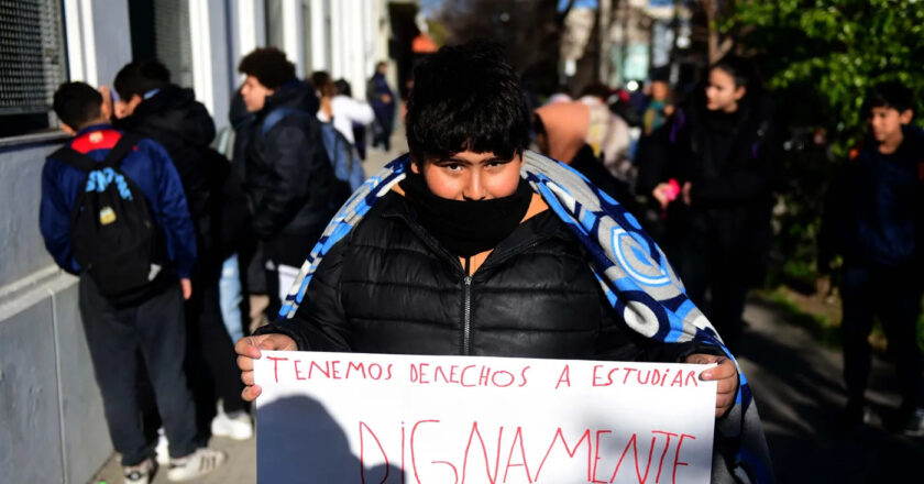 Nuevo frazadazo en una escuela de La Plata: no andan las estufas y las calderas