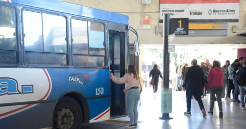 El paro de micros afecta al TALP y hay demoras en la Terminal de La Plata