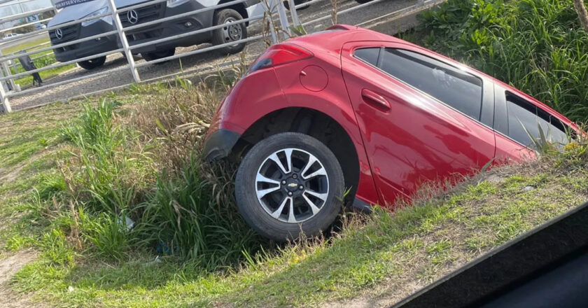 Milagro en La Plata: un hombre se durmió mientras manejaba y terminó metido en un zanjón