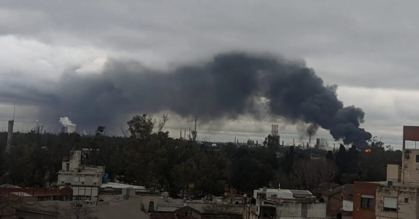 Alarma en la región por un importante incendio en YPF