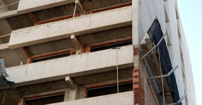 Vecinos denuncian una increíble estafa inmobiliaria en La Plata con un edificio en pleno centro