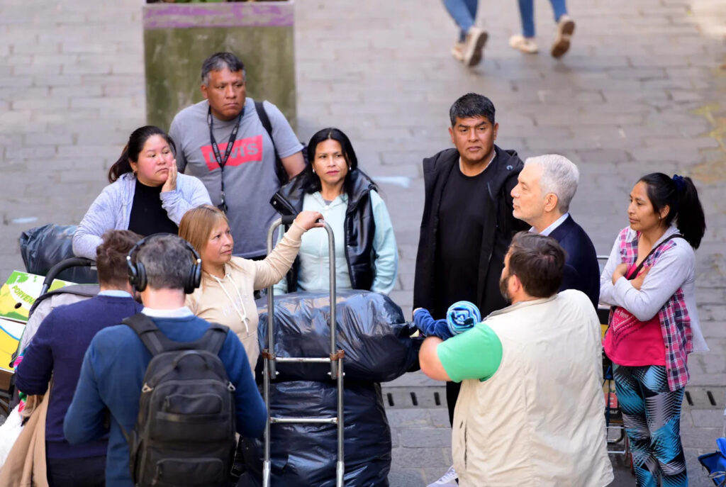 Julio Alak se reunió con los vendedores ambulantes en las últimas horas antes de la relocalización