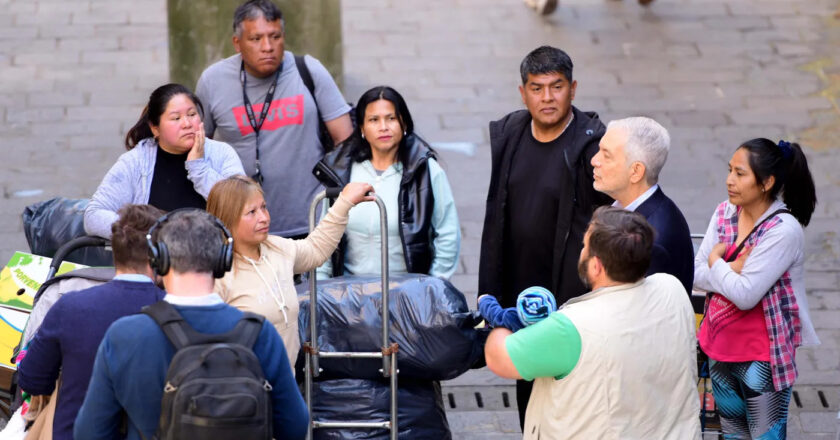 Julio Alak se reunió con los vendedores ambulantes en las últimas horas antes de la relocalización