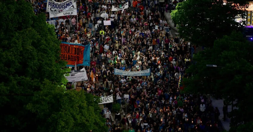 Una masiva marcha de antorchas copó las calles de La Plata con docentes, trabajadores y alumnos de la UNLP