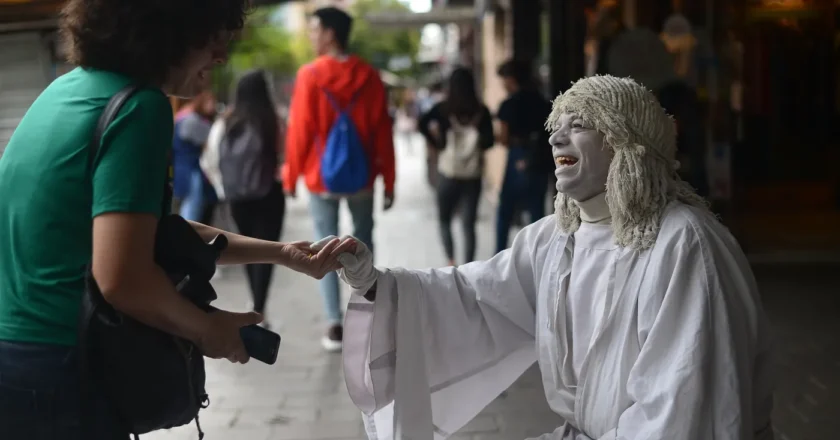 La estatua viviente de La Plata lanza una colecta para repatriar el cuerpo de su hija