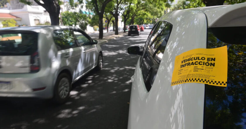 Vecinos de un barrio de La Plata denuncian que les hicieron multas por mal estacionamiento en la madrugada