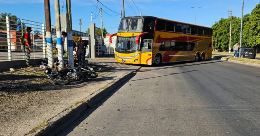 Chocaron un micro y una moto en La Plata y un joven de 24 años pelea por su vida