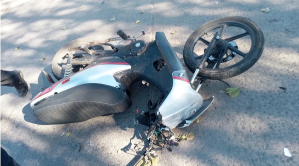 Dos motociclistas murieron tras chocar contra un auto en Tolosa