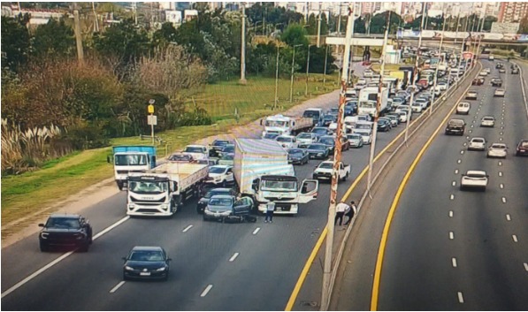Tragedia en la Autopista La Plata-Buenos Aires: un motociclista murió tras un choque en cadena