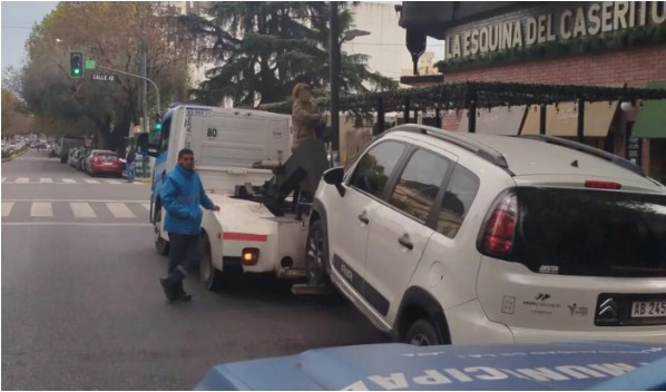 Video: la grúa se quiso llevar un auto en el centro de La Plata y la conductora se atrincheró