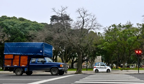 Abrieron el tránsito en Plaza Rocha y ya se puede circular por las calles sin adoquines