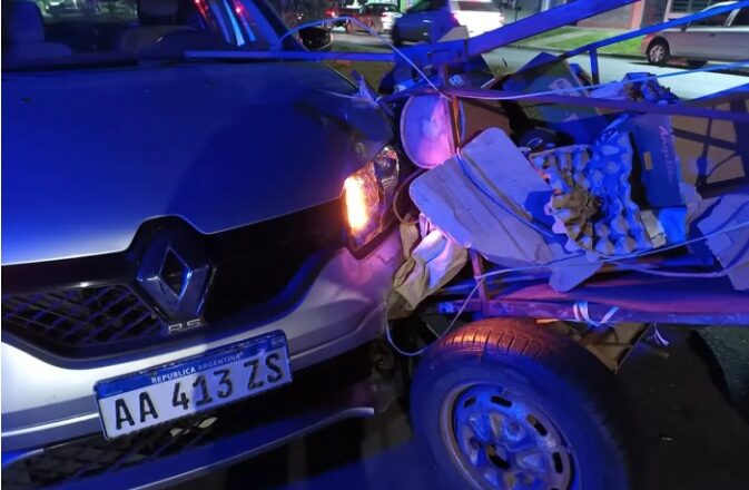 Accidente de tránsito en La Plata: un hombre fue atropellado mientras cruzaba con un carro en 1 y 77