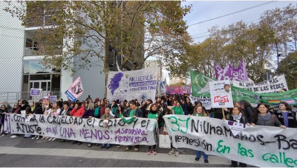 Ni una menos: una multitud marcha por el centro de La Plata
