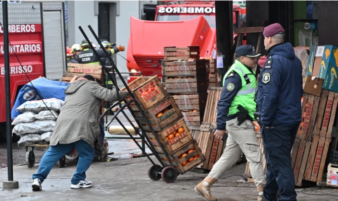 Vuelve la normalidad a la zona del incendio y derrumbe en La Plata y reabren los comercios