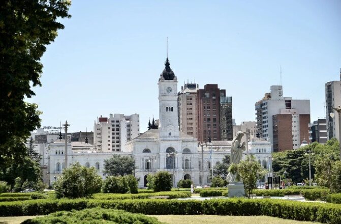Julio Alak dispuso un aumento salarial del 5% para los trabajadores municipales de La Plata