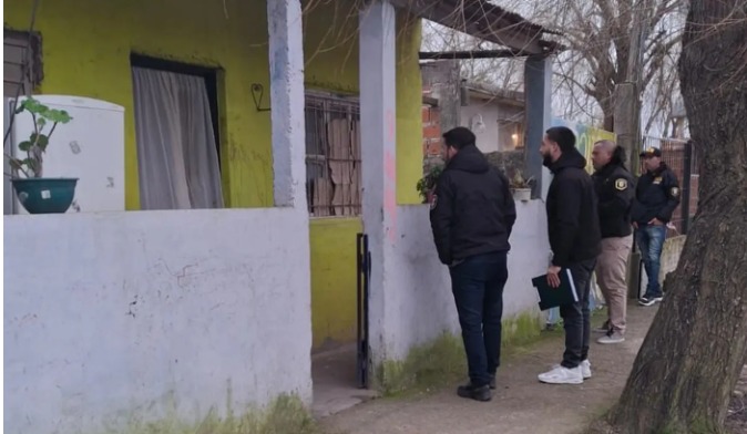 Allanaron la casa de la mamá del femicida de Berisso y secuestraron el arma con la que cometió el crimen