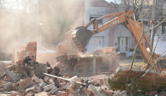 Demolieron en Barrio Hipódromo viejas casillas del ferrocarril para recuperar un predio