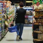La canasta básica subió al ritmo de la inflación y una familia necesitó $1.128.398 para no ser pobre en junio