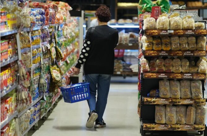 La canasta básica subió al ritmo de la inflación y una familia necesitó $1.128.398 para no ser pobre en junio