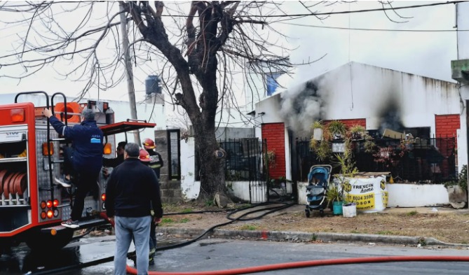 Video: un feroz incendio en Ensenada puso en peligro a una joven y un bebé de tres meses