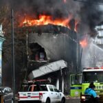 Fuego, humo, derrumbe y alarma: así se vive el incendio de un enorme depósito en La Plata