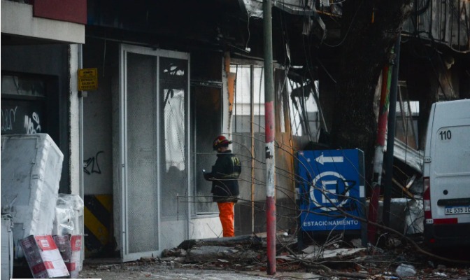 Los bomberos pudieron entrar al depósito incendiado en La Plata y arrancaron las pericias