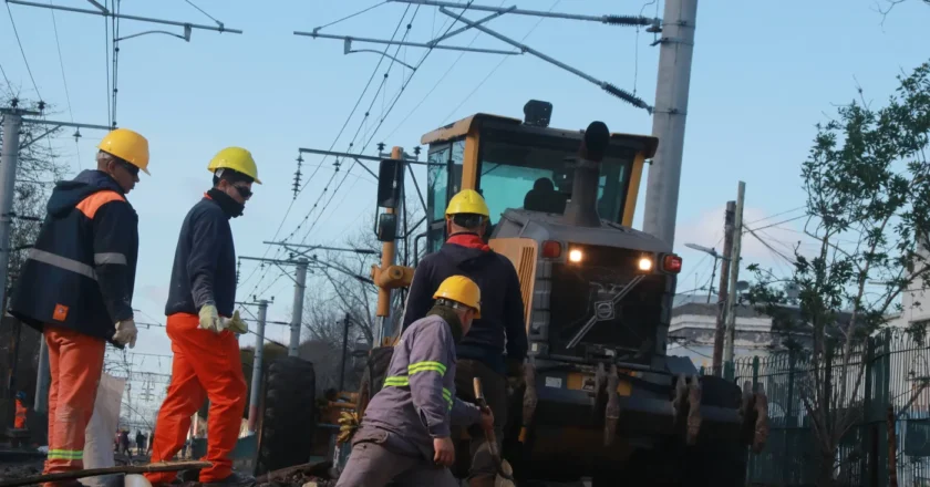 Trabajan a contrarreloj en las vías del tren Roca y no confirman que el lunes vuelva a llegar hasta La Plata