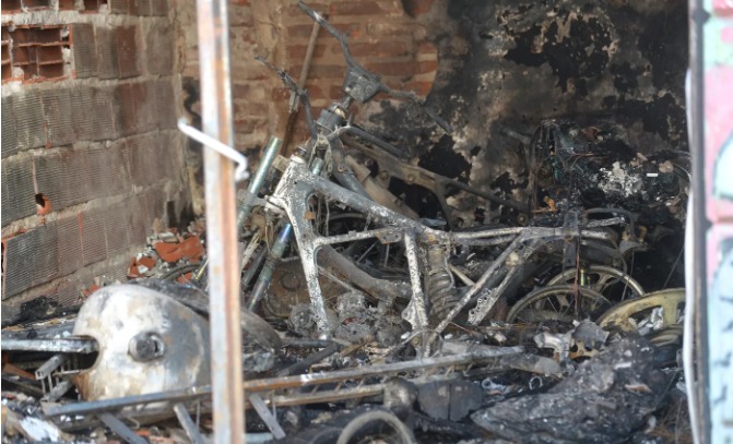 Investigan si el taller de motos que se incendió fue prendido adrede con una improvisada bomba molotov