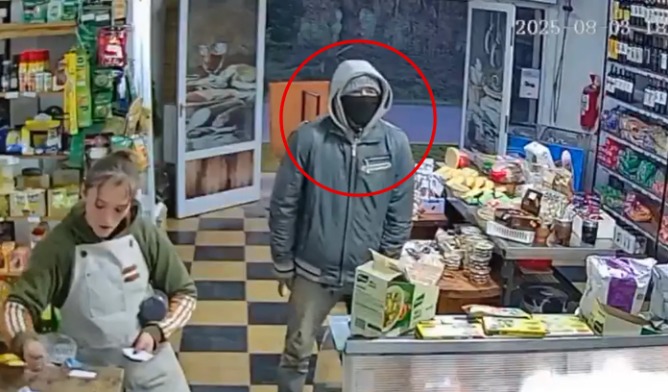 Un delincuente encapuchado asaltó una despensa de Villa Elisa y amenazó a la empleada con una cuchilla