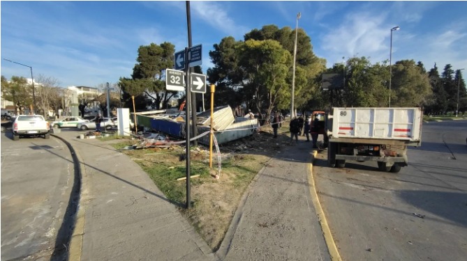Demolieron la garita policial de la rotonda de acceso a La Plata