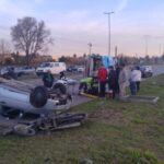 Accidente múltiple en La Plata: un auto terminó volcado y un hombre de 53 años fue hospitalizado