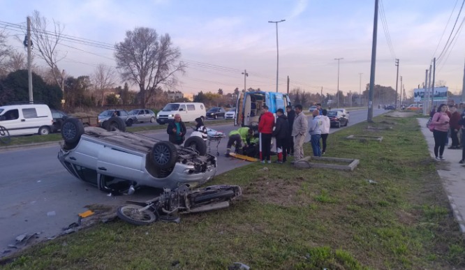 Accidente múltiple en La Plata: un auto terminó volcado y un hombre de 53 años fue hospitalizado