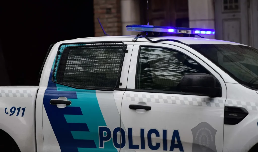 Robó a una kiosquera en Ensenada, quiso estafar a sus contactos y lo atraparon tras 10 días
