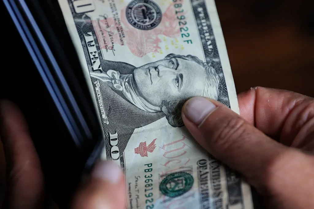 Caen los bonos argentinos y se disparan el dólar y el riesgo país en un clima de tensión cambiaria