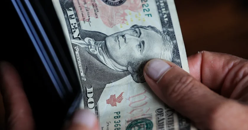 Caen los bonos argentinos y se disparan el dólar y el riesgo país en un clima de tensión cambiaria
