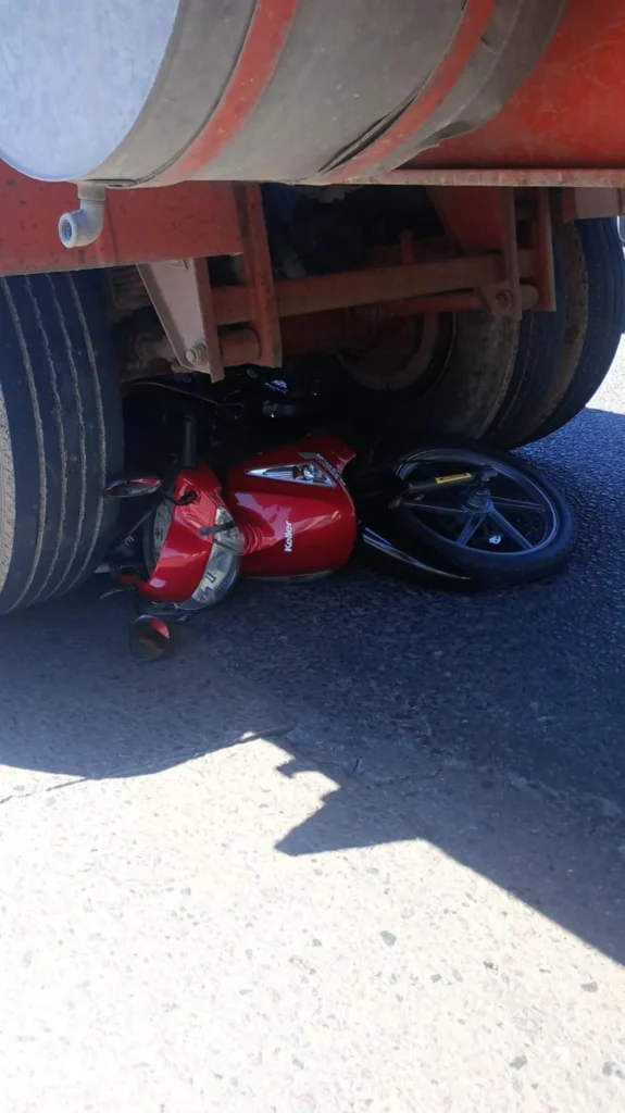 Tragedia vial en el límite de La Plata y Berisso: un motociclista chocó con un camión y murió