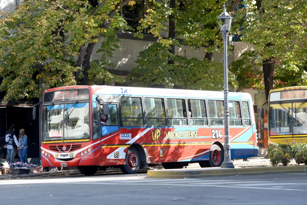 Sigue la discusión por el nuevo sistema de micros en La Plata y piden revisar los cambios de recorridos