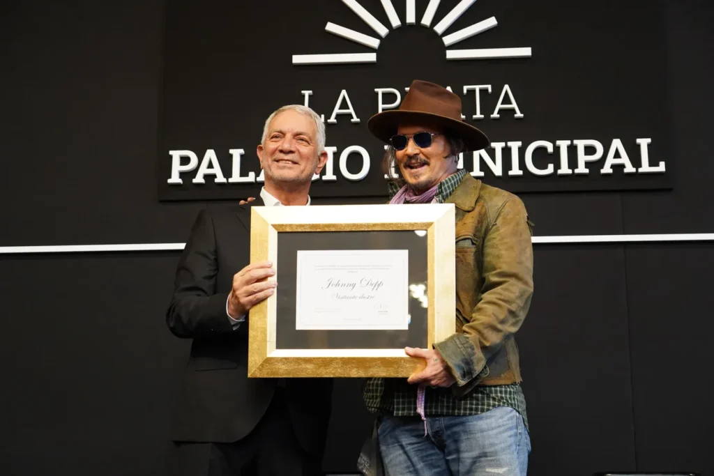 Johnny Depp fue declarado “visitante ilustre” de La Plata y recibió la llave de la ciudad