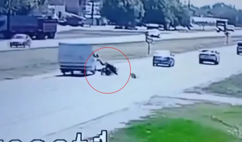 En medio de un brutal choque en Ruta 2, un motociclista salió volando y resultó gravemente herido