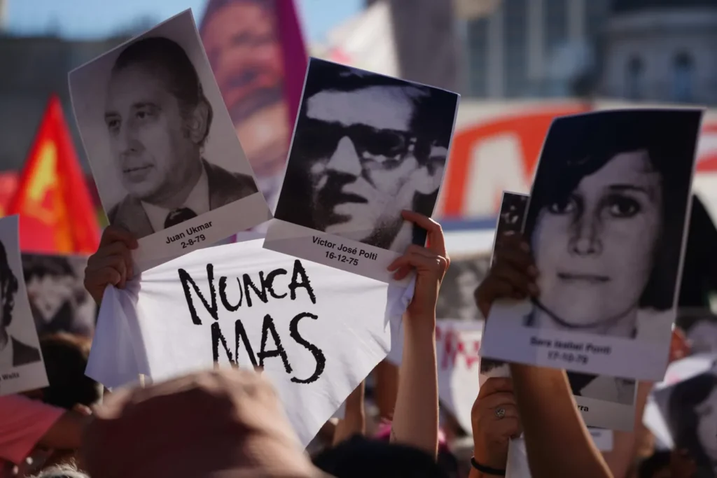 A 50 años del último golpe de Estado, miles de personas coparon Plaza de Mayo y volvieron a gritar nunca más