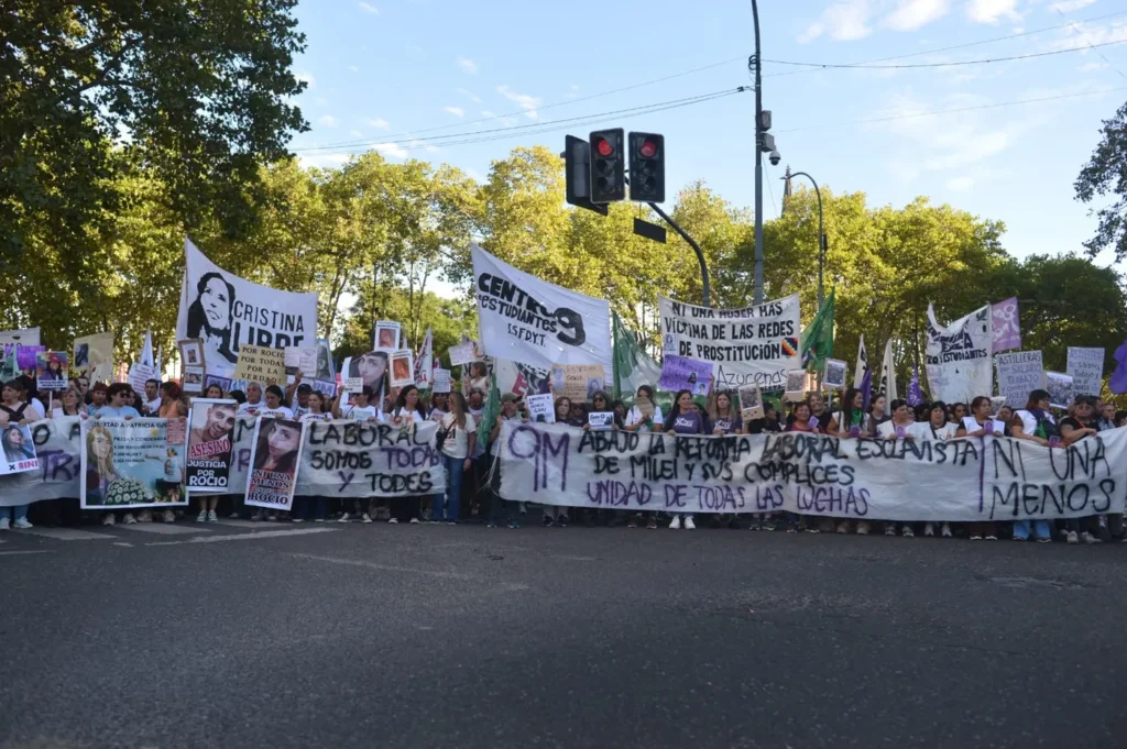 La marcha por el Día de la Mujer recorre el centro de La Plata con fuertes reclamos contra los femicidios