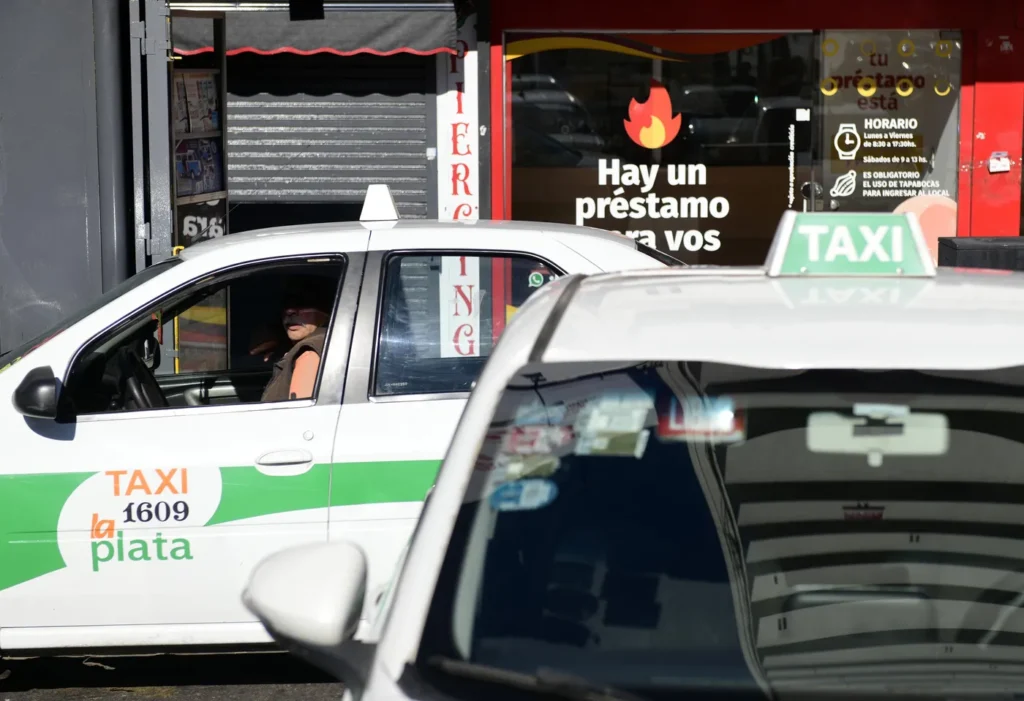 Taxistas de La Plata piden un aumento del 20% y buscan cambiar el esquema actual de cobro