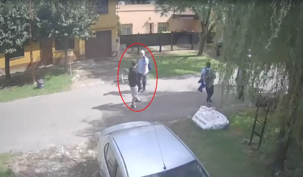 Asaltaron a un grupo de chicos de La Plata en la puerta de su colegio y todo quedó filmado