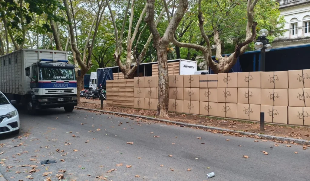 Sorpresa en La Plata Soho por un corte de tránsito y camiones repletos de cajas que llamaron la atención