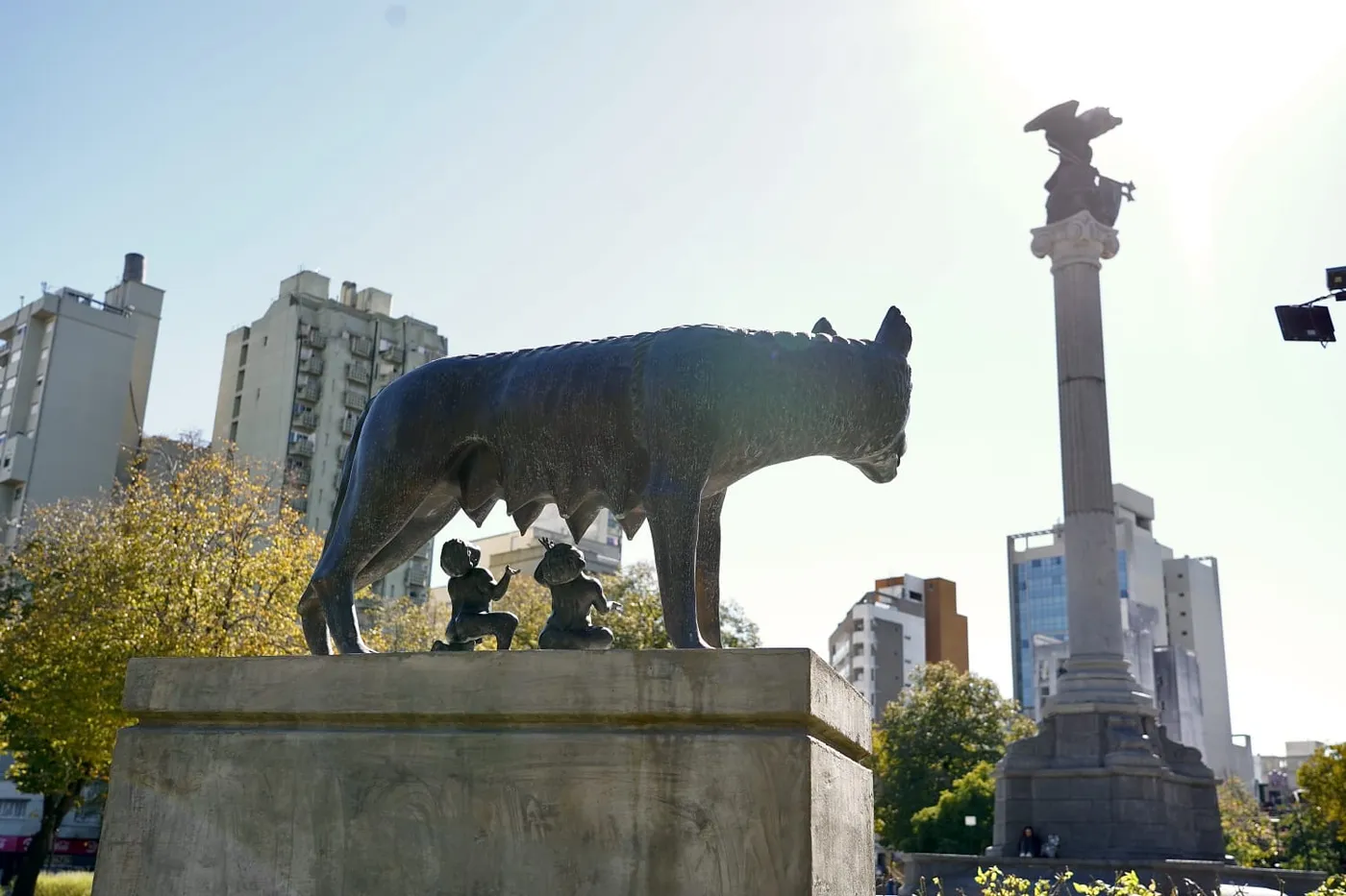 Restituyeron en Plaza Italia una de las figuras de la loba de Rómulo y Remo que se había desprendido