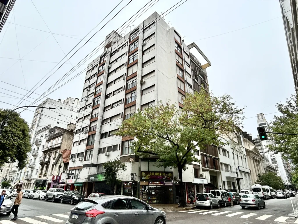 El departamento “legal” de Manuel Adorni en La Plata: lo recibió como donación