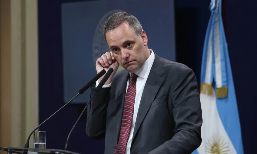 La Justicia ordenó levantar el secreto bancario de Manuel Adorni por presunto enriquecimiento ilícito